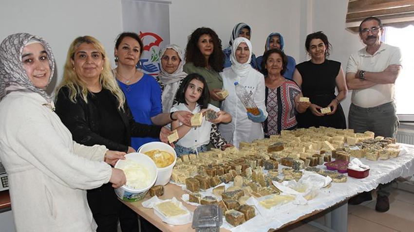 Kimse böyle değerlendirmiyordu! Evlerde biriktirdikleri atık yağlardan üretiyorlar