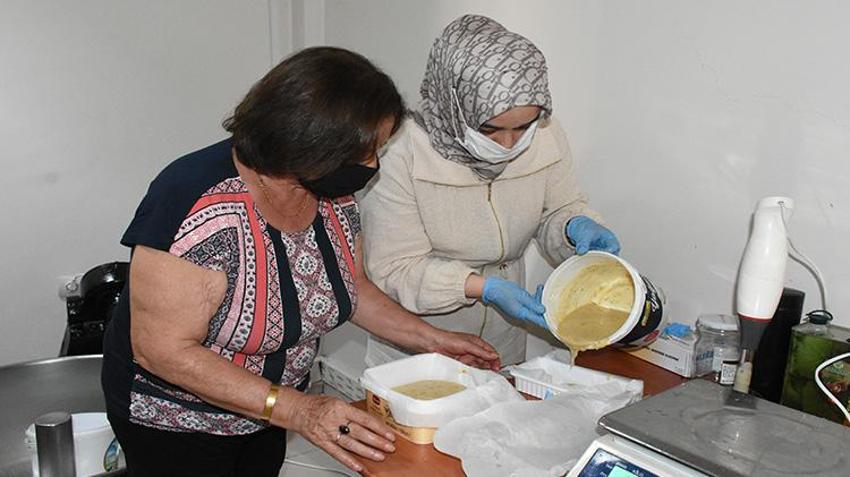 Kimse böyle değerlendirmiyordu! Evlerde biriktirdikleri atık yağlardan üretiyorlar