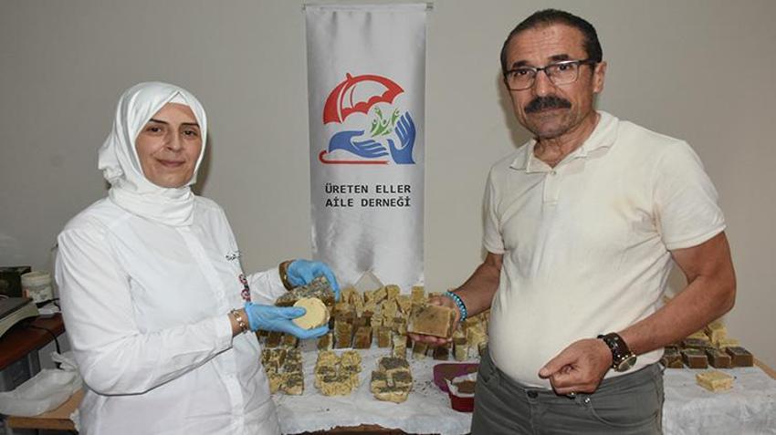 Kimse böyle değerlendirmiyordu! Evlerde biriktirdikleri atık yağlardan üretiyorlar
