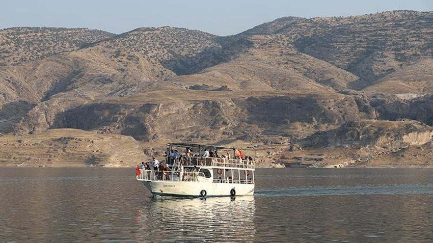 Hasankeyf'i 8 ayda 52 bin kişi ziyaret etti: Ilısu Baraj Gölü'ndeki tekne turlarına binlerce turist akın etti!