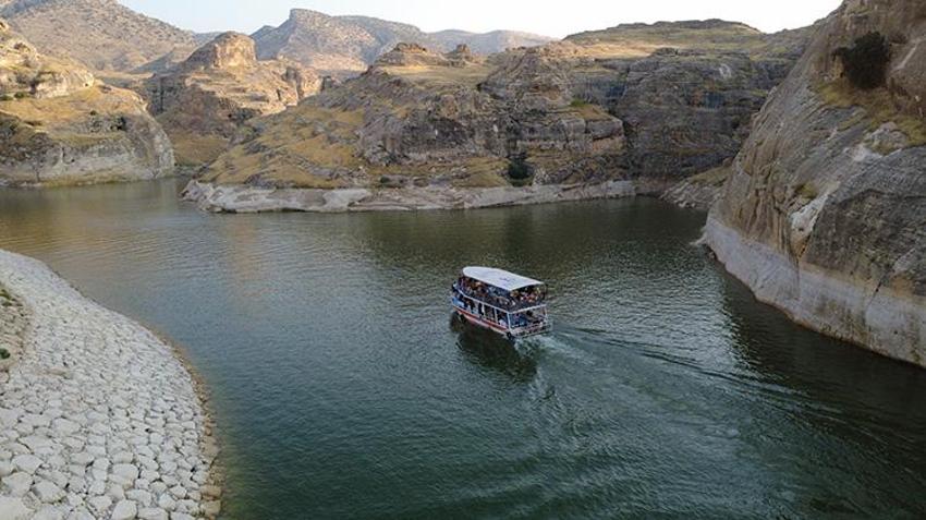 Hasankeyf'i 8 ayda 52 bin kişi ziyaret etti: Ilısu Baraj Gölü'ndeki tekne turlarına binlerce turist akın etti!