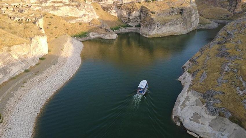 Hasankeyf'i 8 ayda 52 bin kişi ziyaret etti: Ilısu Baraj Gölü'ndeki tekne turlarına binlerce turist akın etti!