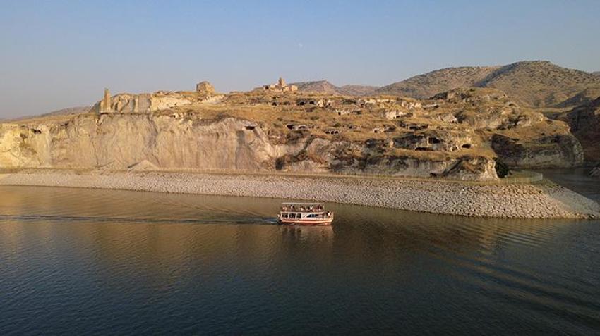 Hasankeyf'i 8 ayda 52 bin kişi ziyaret etti: Ilısu Baraj Gölü'ndeki tekne turlarına binlerce turist akın etti!