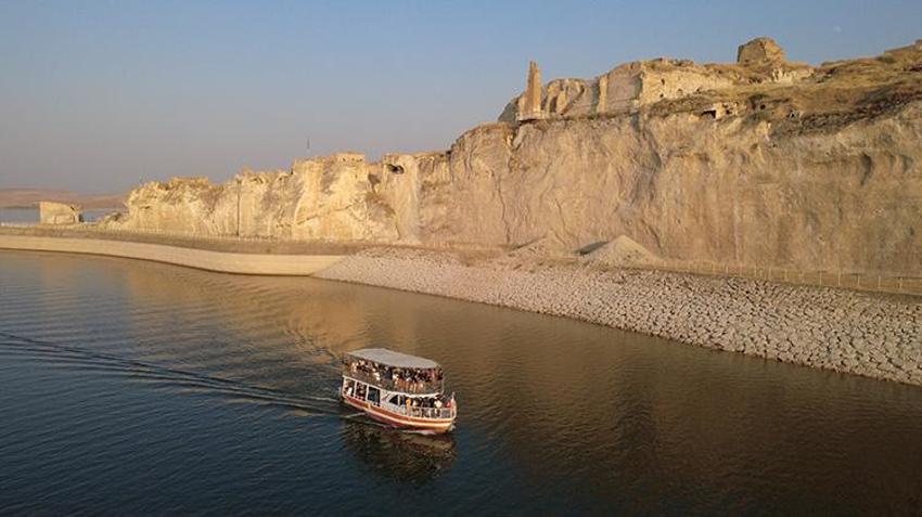 Hasankeyf'i 8 ayda 52 bin kişi ziyaret etti: Ilısu Baraj Gölü'ndeki tekne turlarına binlerce turist akın etti!
