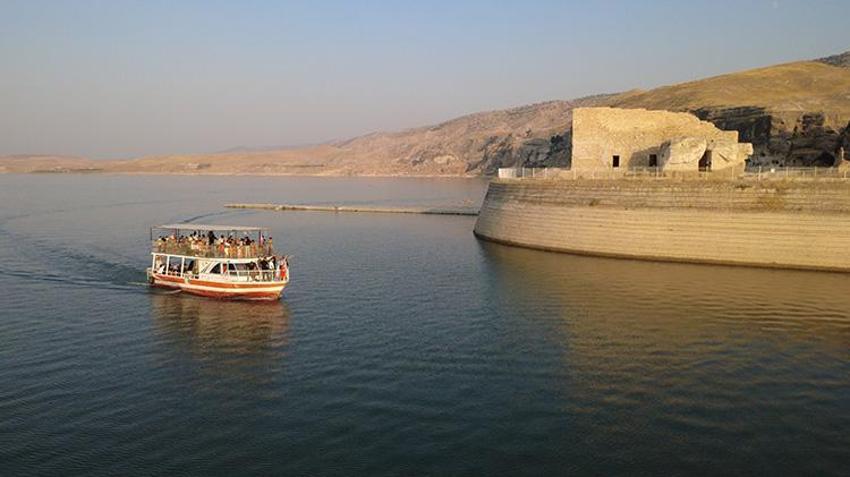 Hasankeyf'i 8 ayda 52 bin kişi ziyaret etti: Ilısu Baraj Gölü'ndeki tekne turlarına binlerce turist akın etti!