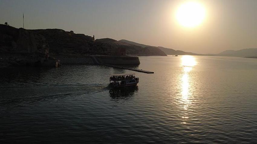 Hasankeyf'i 8 ayda 52 bin kişi ziyaret etti: Ilısu Baraj Gölü'ndeki tekne turlarına binlerce turist akın etti!