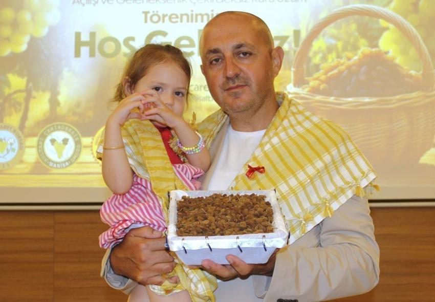 Yılın ilk kuru üzümünün kilosu 4 bin TL oldu: Üretici gerçek fiyatı bekliyor