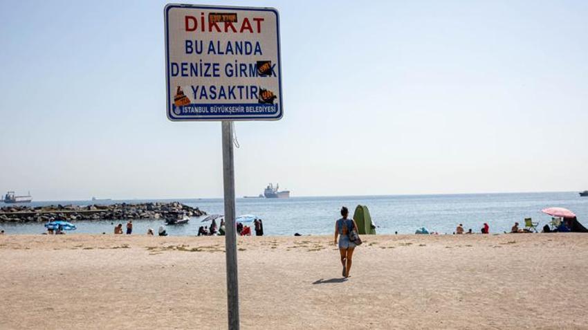 Denize girmek yasak ama onlar aldırmadı! Çiroz Plajı’nda dikkat çeken görüntüler