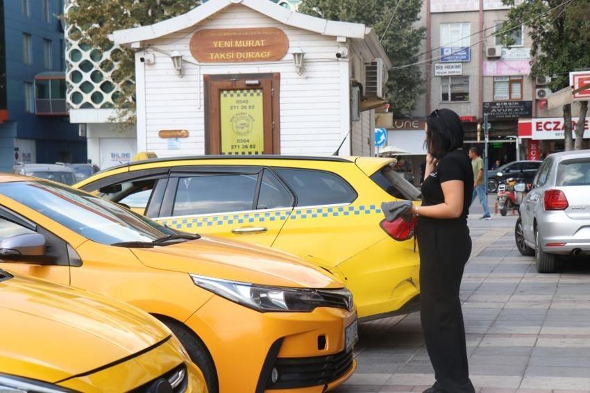 Servis aracından taksi direksiyonuna geçti, Sakarya'da bu işi yapan tek kadın oldu!