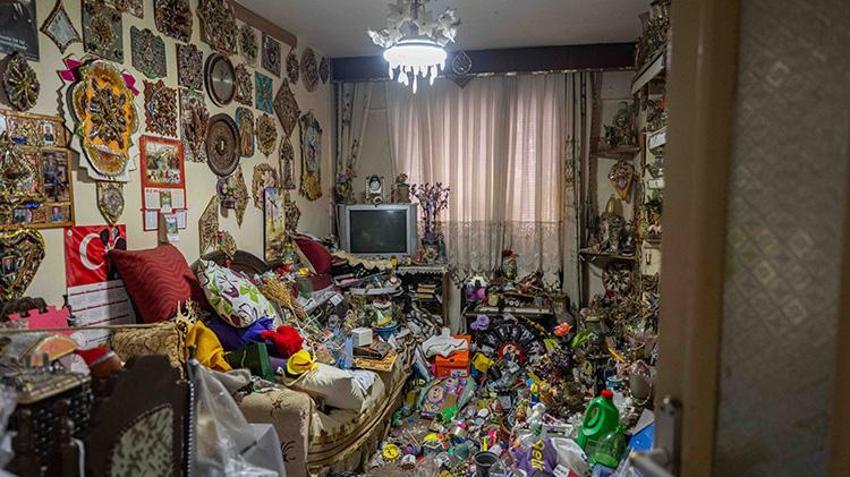 Oyuncaklar, saatler ve tonlarca atık... İzmir'de apartman dairesinden 2 kamyonet çöp çıkarıldı