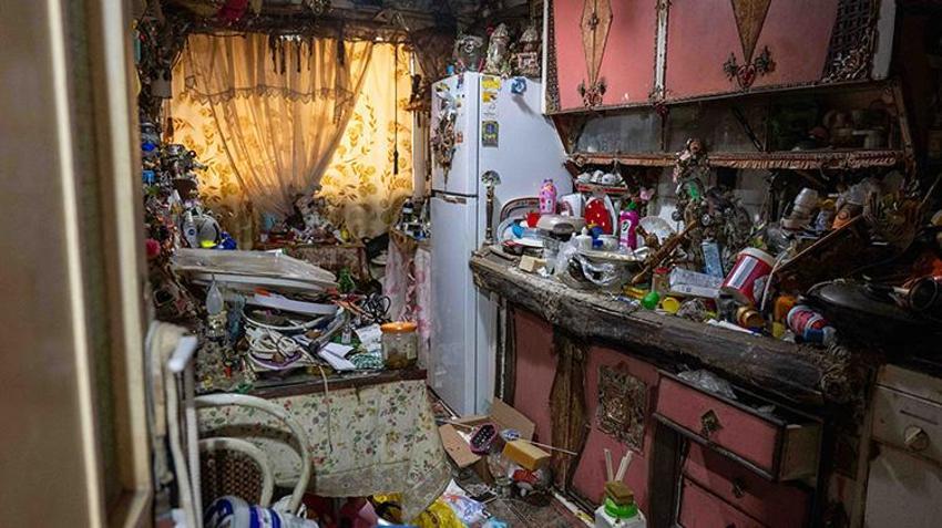 Oyuncaklar, saatler ve tonlarca atık... İzmir'de apartman dairesinden 2 kamyonet çöp çıkarıldı