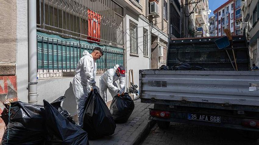 Oyuncaklar, saatler ve tonlarca atık... İzmir'de apartman dairesinden 2 kamyonet çöp çıkarıldı