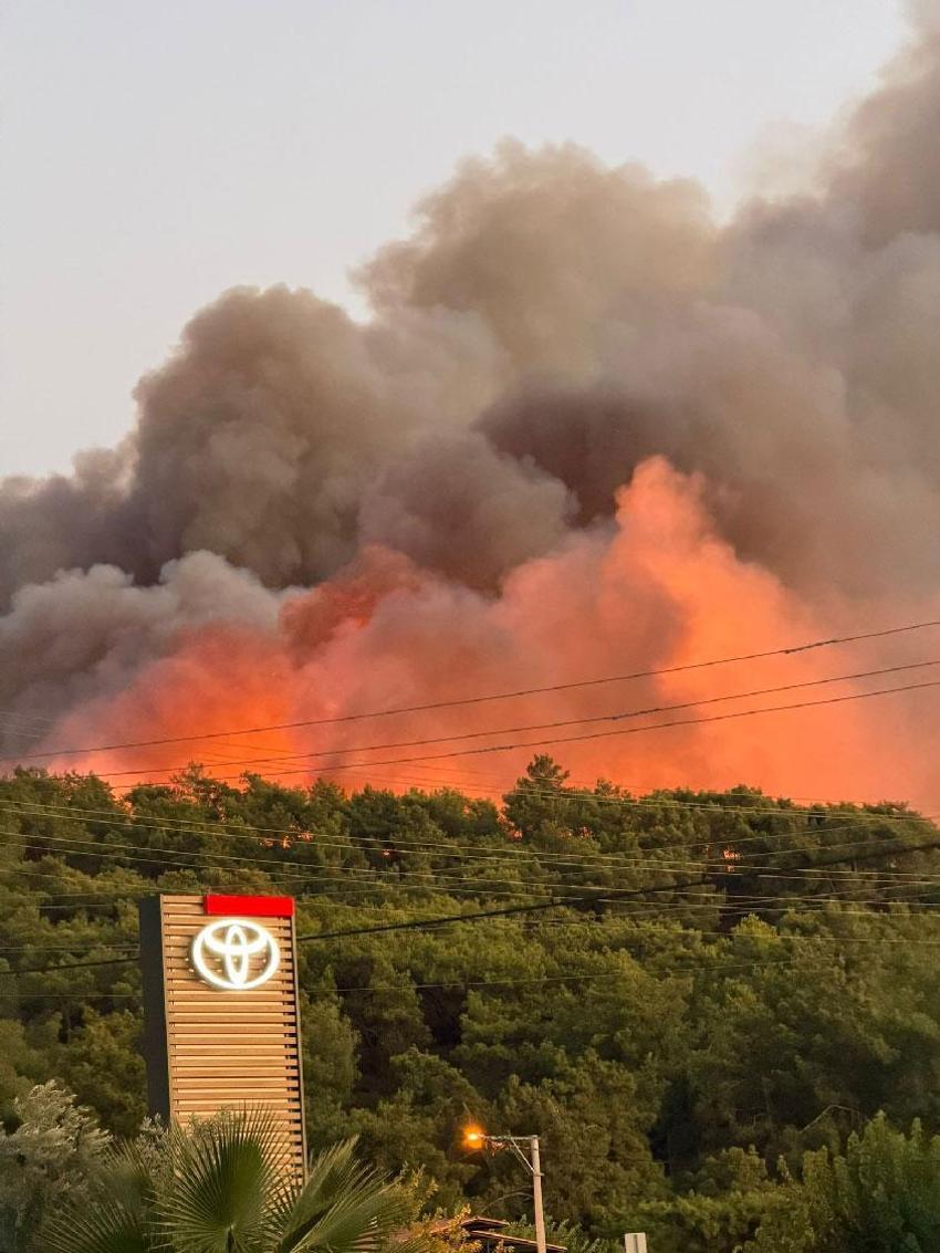 Fethiye alev alev! Orman yangını evleri tehdit ediyor