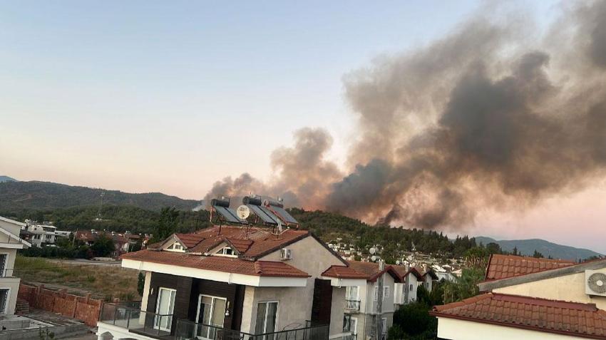 Fethiye alev alev! Orman yangını evleri tehdit ediyor