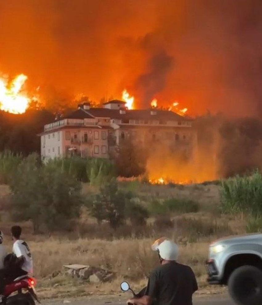 Fethiye alev alev! Orman yangını evleri tehdit ediyor