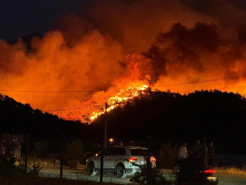 Fethiye alev alev! Orman yangını evleri tehdit ediyor