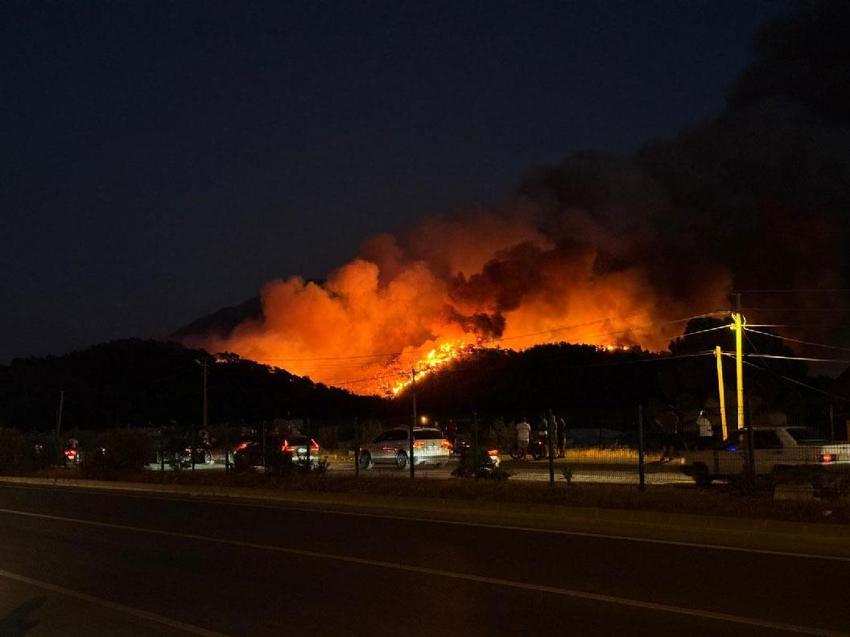 Fethiye alev alev! Orman yangını evleri tehdit ediyor