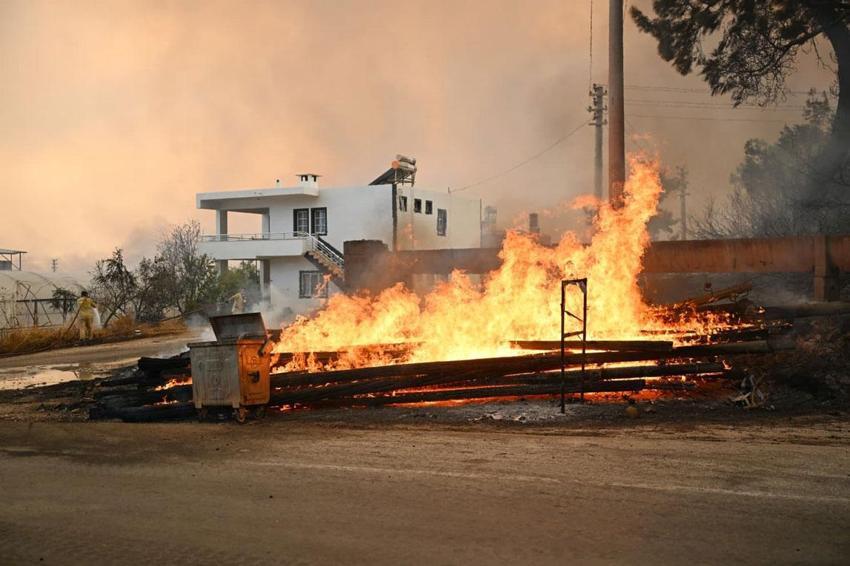 Seydikemer'de başlayan orman yangını Kaş'ta ormana sıçradı! Dünyaca ünlü Saklıkent kanyonu ziyaretçilere kapandı