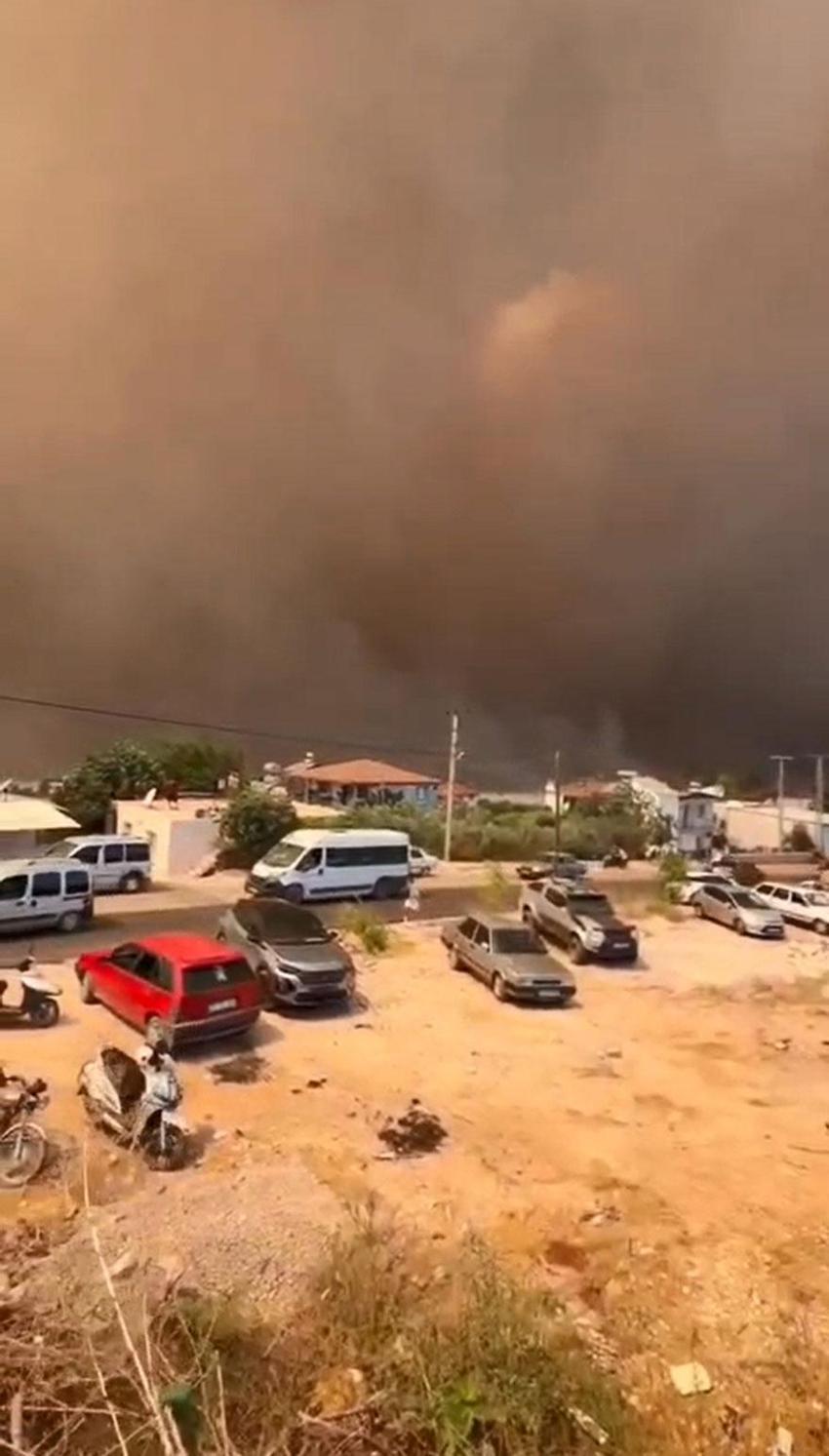 Seydikemer'de başlayan orman yangını Kaş'ta ormana sıçradı! Dünyaca ünlü Saklıkent kanyonu ziyaretçilere kapandı