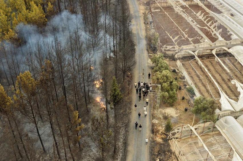 Seydikemer'de başlayan orman yangını Kaş'ta ormana sıçradı! Dünyaca ünlü Saklıkent kanyonu ziyaretçilere kapandı