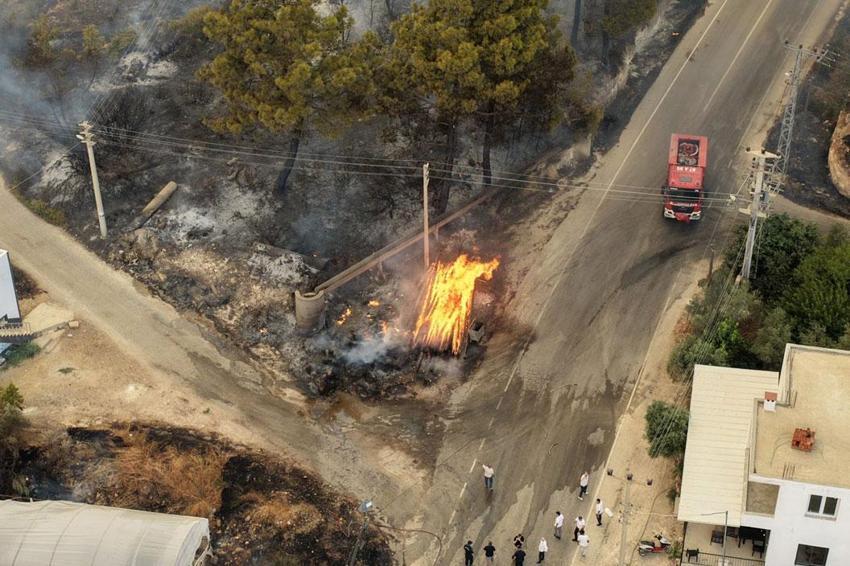 Seydikemer'de başlayan orman yangını Kaş'ta ormana sıçradı! Dünyaca ünlü Saklıkent kanyonu ziyaretçilere kapandı