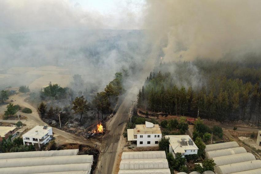 Seydikemer'de başlayan orman yangını Kaş'ta ormana sıçradı! Dünyaca ünlü Saklıkent kanyonu ziyaretçilere kapandı
