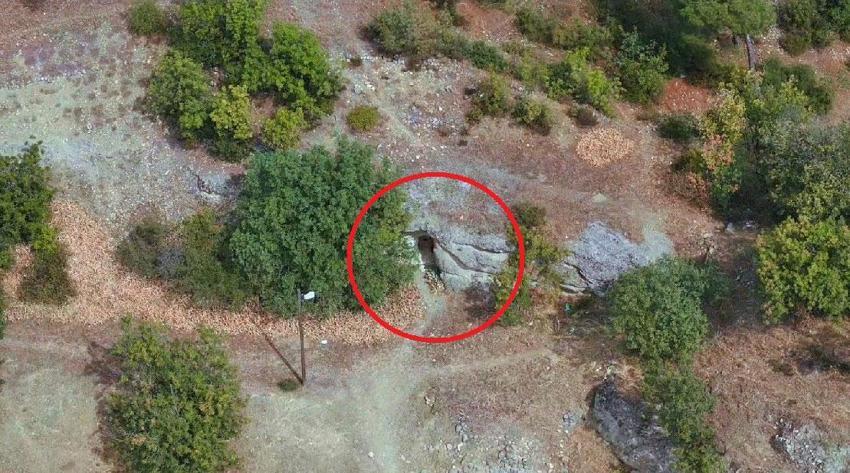 Doğal kaya oluşumunun altındaki türbe görenleri şaşırtıyor