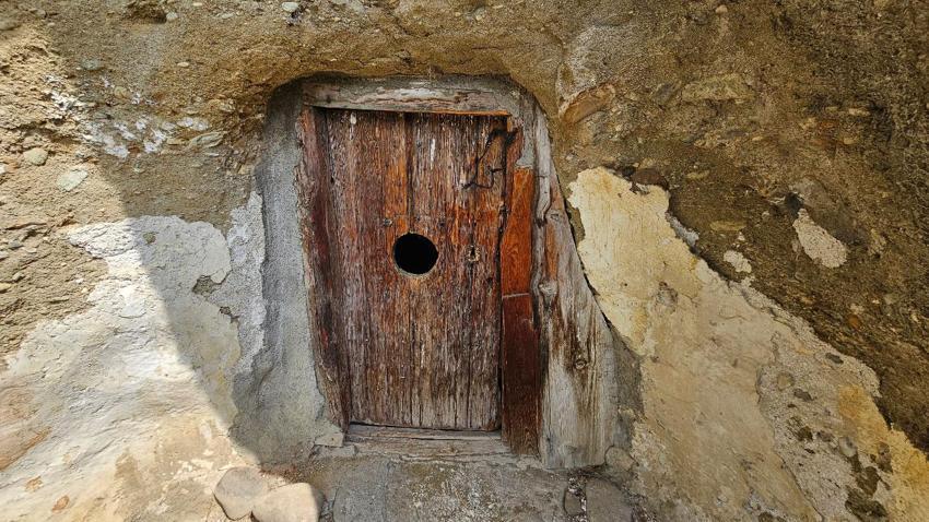 Doğal kaya oluşumunun altındaki türbe görenleri şaşırtıyor
