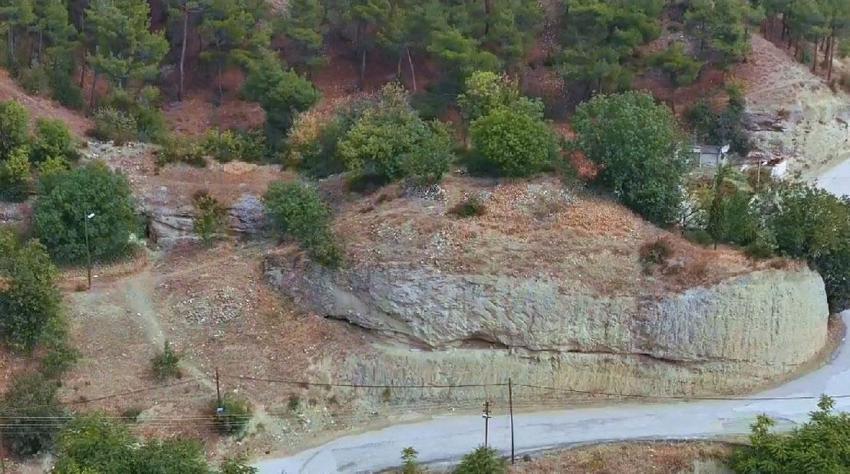 Doğal kaya oluşumunun altındaki türbe görenleri şaşırtıyor