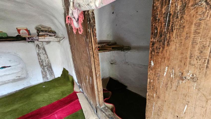 Doğal kaya oluşumunun altındaki türbe görenleri şaşırtıyor