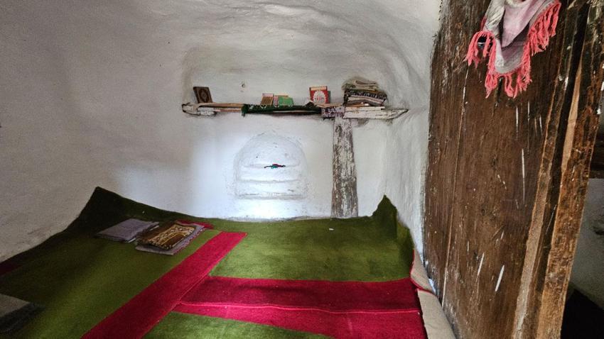 Doğal kaya oluşumunun altındaki türbe görenleri şaşırtıyor