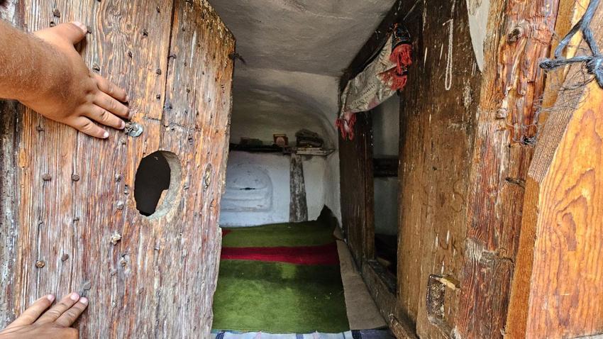 Doğal kaya oluşumunun altındaki türbe görenleri şaşırtıyor