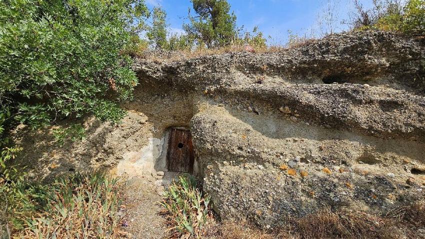 Doğal kaya oluşumunun altındaki türbe görenleri şaşırtıyor