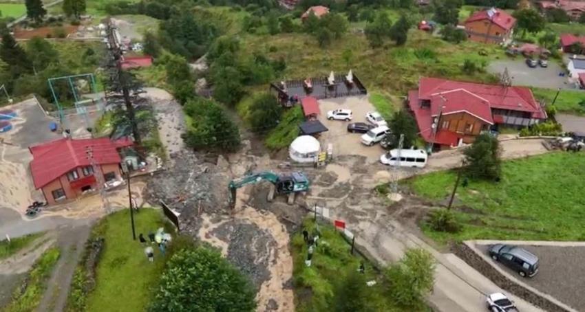 Uzungöl'de turistler mahsur kaldı: Dünyaca ünlü turizm merkezinde ikinci taşkın!