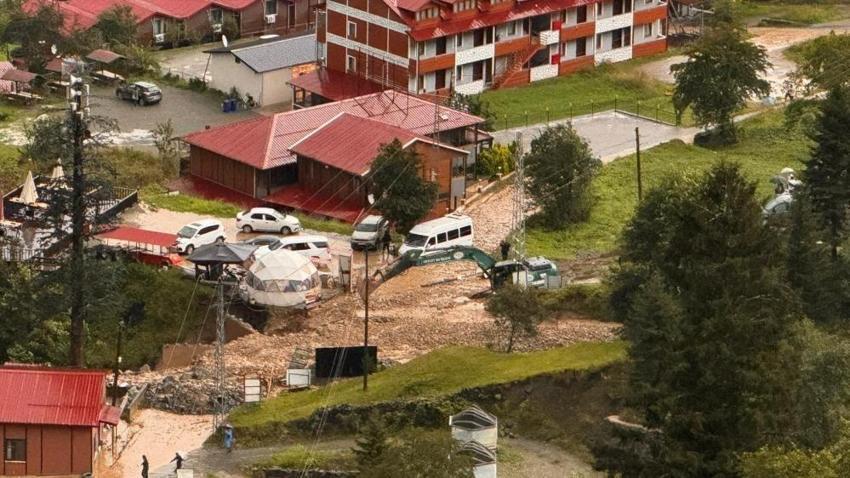 Uzungöl'de turistler mahsur kaldı: Dünyaca ünlü turizm merkezinde ikinci taşkın!