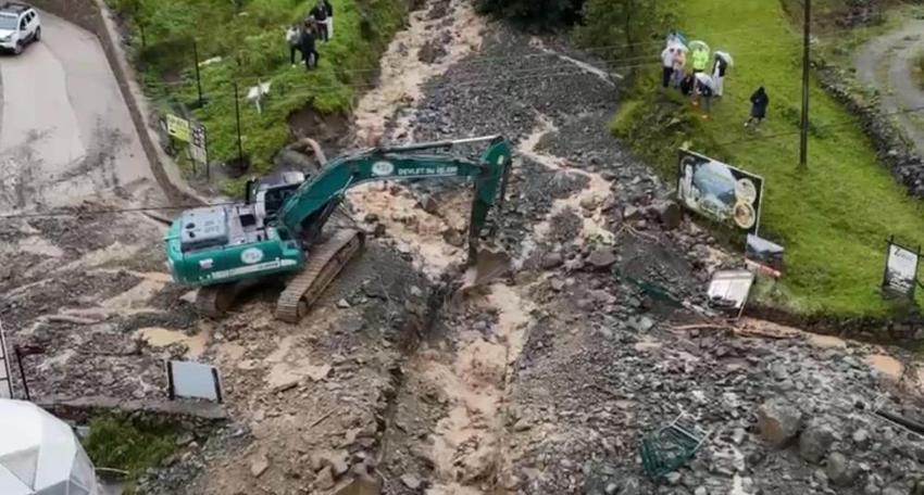 Uzungöl'de turistler mahsur kaldı: Dünyaca ünlü turizm merkezinde ikinci taşkın!