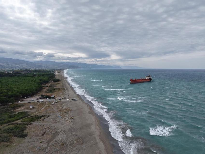 Dron saldırısı sonrası karaya oturan gemi Samsun'da ilgi odağı oldu