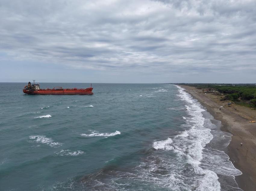 Dron saldırısı sonrası karaya oturan gemi Samsun'da ilgi odağı oldu