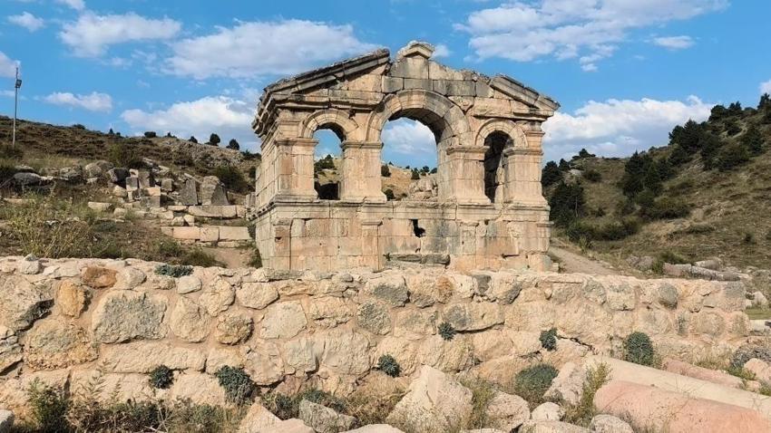 Adana’nın saklı hazinesi! Binlerce yıllık tarihi kalıntılar arasında dikkat çeken yapı