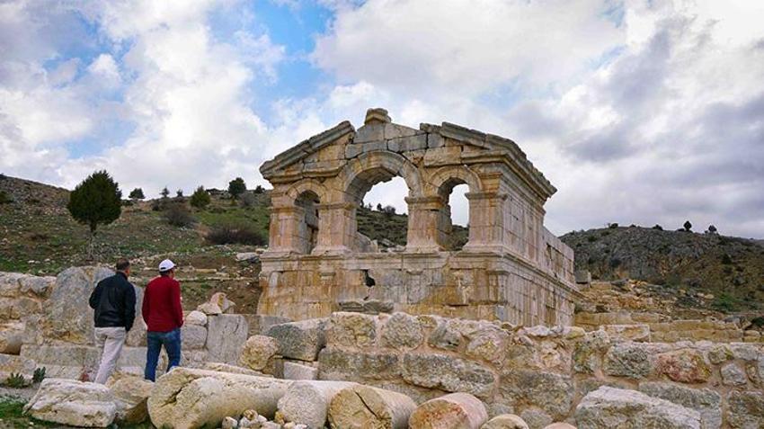 Tufanbeyli'nin gizli hazinesi: Tarih meraklıları buraya akın ediyor!