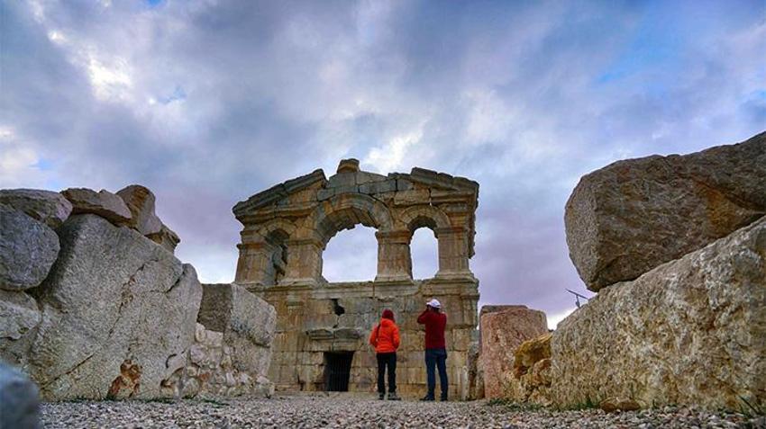 Tufanbeyli'nin gizli hazinesi: Tarih meraklıları buraya akın ediyor!