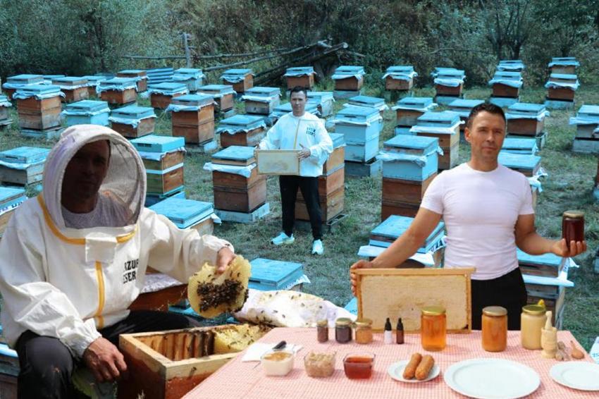 Kışın fitness, yazın 2044 rakımda arıcılık yapıyor! 440 kovana tek başına bakıyor, tamamen doğal yollarla ürettiği balına talep yağdı