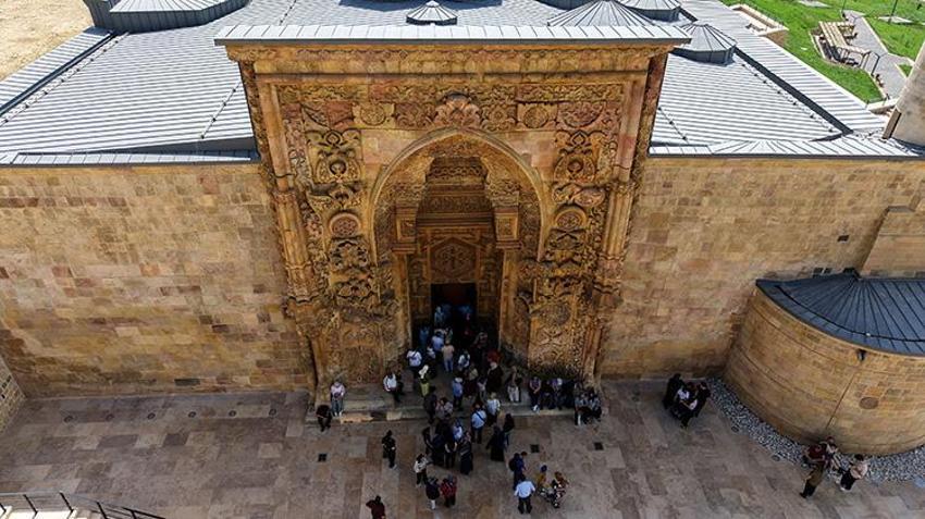 Yılın sadece iki ayı görünüyor: Dünyanın hayran kaldığı o eserde 4 metrelik gölge ziyaretçi akınına uğruyor!