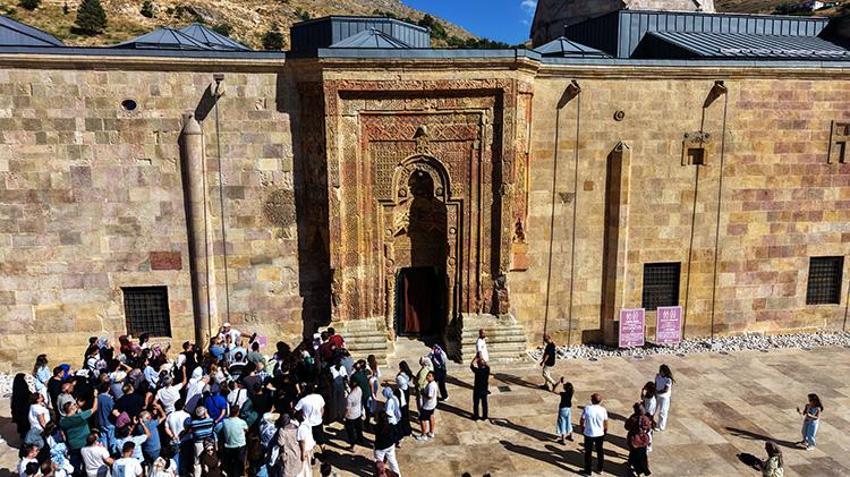 Yılın sadece iki ayı görünüyor: Dünyanın hayran kaldığı o eserde 4 metrelik gölge ziyaretçi akınına uğruyor!