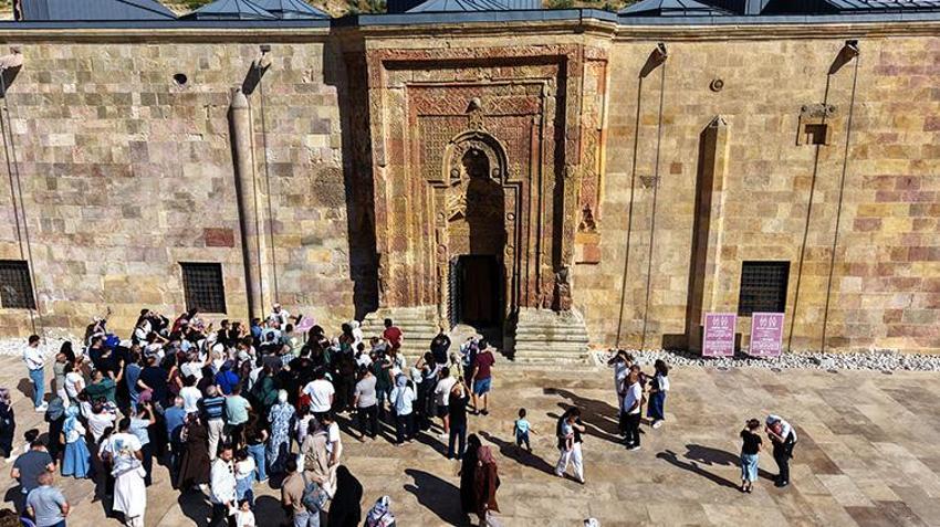 Yılın sadece iki ayı görünüyor: Dünyanın hayran kaldığı o eserde 4 metrelik gölge ziyaretçi akınına uğruyor!