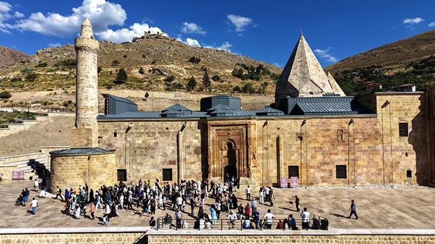 Yılın sadece iki ayı görünüyor: Dünyanın hayran kaldığı o eserde 4 metrelik gölge ziyaretçi akınına uğruyor!