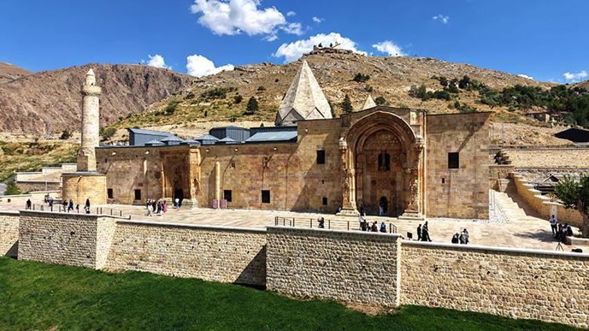Yılın sadece iki ayı görünüyor: Dünyanın hayran kaldığı o eserde 4 metrelik gölge ziyaretçi akınına uğruyor!