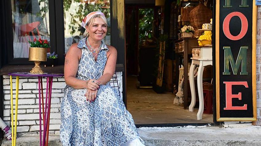 40 yaşından sonra hayatı değişti: Hobi olarak başladı, mesleği oldu! Evinin altındaki atölyesinde 100 yıllık mobilyalara yeniden hayat veriyor!