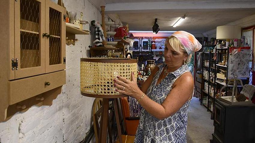 40 yaşından sonra hayatı değişti: Hobi olarak başladı, mesleği oldu! Evinin altındaki atölyesinde 100 yıllık mobilyalara yeniden hayat veriyor!