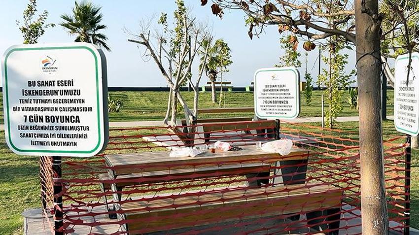 İskenderun’da çöp tepkisi: Kirli masa 7 günlük sergiye dönüştürüldü